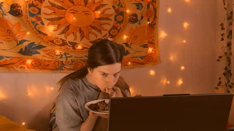 Snapshot of aliceinredsquare_ chatting on February 15, 7:51 am Alice online show from February 15, 7:51 am