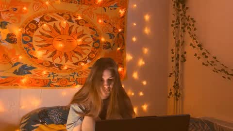 Snapshot of aliceinredsquare_ chatting on February 19, 5:14 am Alice online show from February 19, 5:14 am
