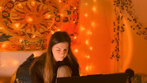 Snapshot of aliceinredsquare_ chatting on February 20, 1:24 am Alice online show from February 20, 1:24 am