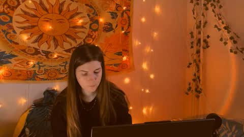 Snapshot of aliceinredsquare_ chatting on February 20, 6:26 am Alice online show from February 20, 6:26 am