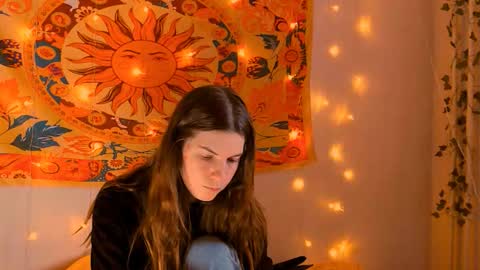 Snapshot of aliceinredsquare_ chatting on February 26, 5:17 am Alice online show from February 26, 5:17 am