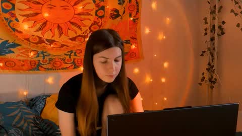 Snapshot of aliceinredsquare_ chatting on March 5, 5:14 am Alice online show from March 5, 5:14 am