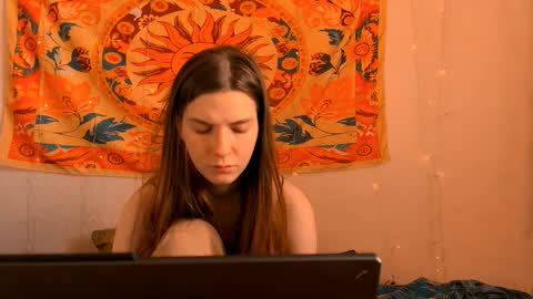 Snapshot of aliceinredsquare_ chatting on March 18, 5:10 am Alice online show from March 18, 5:10 am