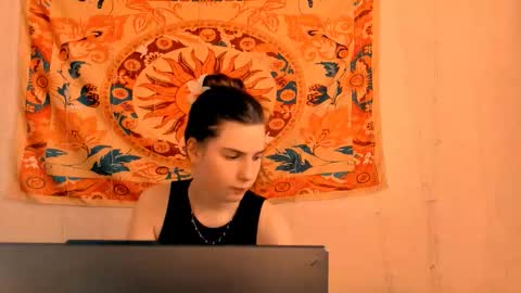 Snapshot of aliceinredsquare_ chatting on March 26, 5:24 am Alice online show from March 26, 5:24 am