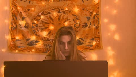 Snapshot of aliceinredsquare_ chatting on April 2, 5:05 am Alice online show from April 2, 5:05 am