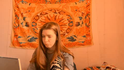 Snapshot of aliceinredsquare_ chatting on April 5, 5:04 am Alice online show from April 5, 5:04 am