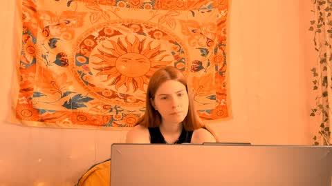 Snapshot of aliceinredsquare_ chatting on April 8, 5:18 am Alice online show from April 8, 5:18 am