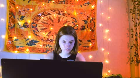 Snapshot of aliceinredsquare_ chatting on April 9, 5:18 am Alice online show from April 9, 5:18 am