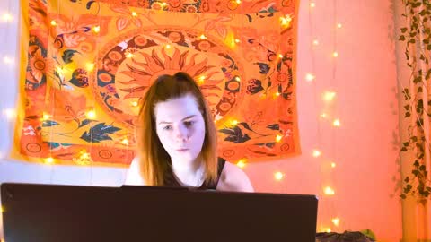Snapshot of aliceinredsquare_ chatting on April 9, 6:19 am Alice online show from April 9, 6:19 am