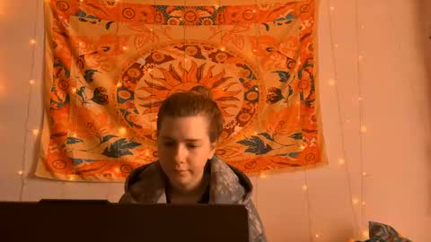 Snapshot of aliceinredsquare_ chatting on April 17, 6:05 am Alice online show from April 17, 6:05 am