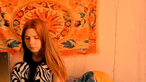 Snapshot of aliceinredsquare_ chatting on May 21, 5:14 am Alice online show from May 21, 5:14 am
