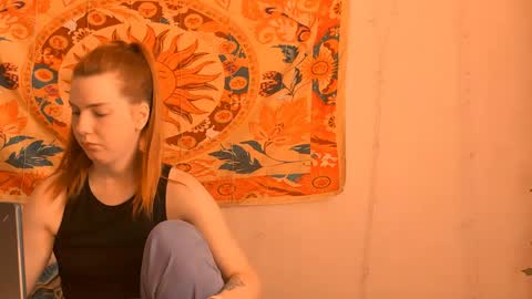Snapshot of aliceinredsquare_ chatting on June 3, 5:10 am Alice online show from June 3, 5:10 am