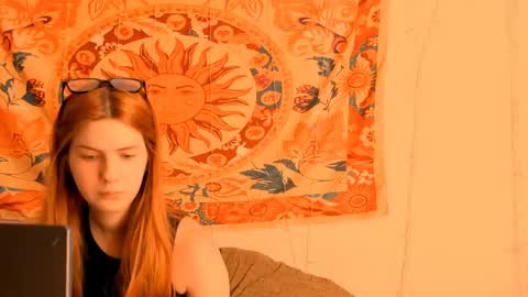 Snapshot of aliceinredsquare_ chatting on June 10, 5:18 am Alice online show from June 10, 5:18 am