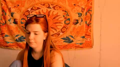 Snapshot of aliceinredsquare_ chatting on June 14, 5:09 am Alice online show from June 14, 5:09 am