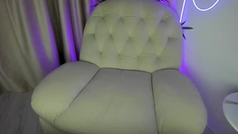 AliceLevine online show from November 19, 5:18 am