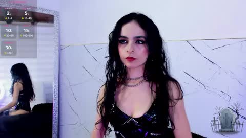Snapshot of alicenoir_ chatting on December 17, 8:43 pm alicenoir_ online show from December 17, 8:43 pm