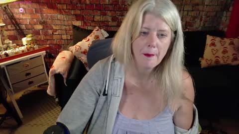 Snapshot of alicescuriosity chatting on December 19, 2:45 am Alices Curiosity online show from December 19, 2:45 am