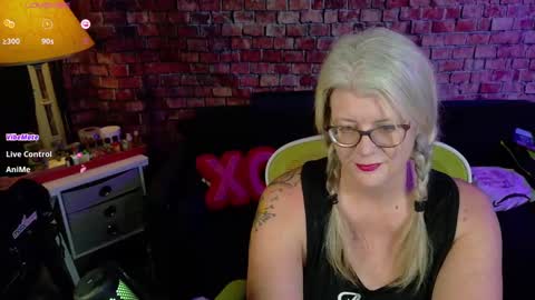 Snapshot of alicescuriosity chatting on February 3, 3:53 am Alices Curiosity online show from February 3, 3:53 am