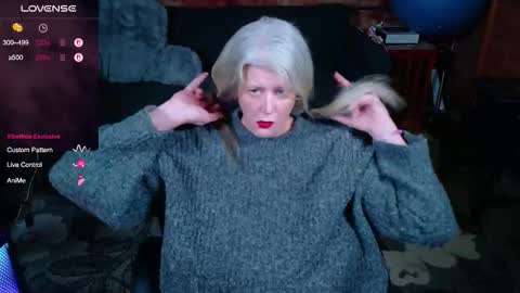 Snapshot of alicescuriosity chatting on October 16, 3:51 am Alices Curiosity online show from October 16, 3:51 am