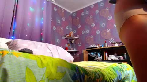 Snapshot of alicewetsquirt chatting on January 6, 6:25 am alicewetsquirt online show from January 6, 6:25 am