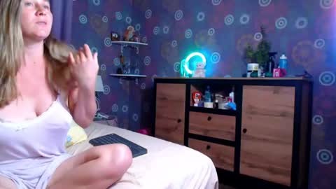 alicewetsquirt online show from July 25, 8:50 pm