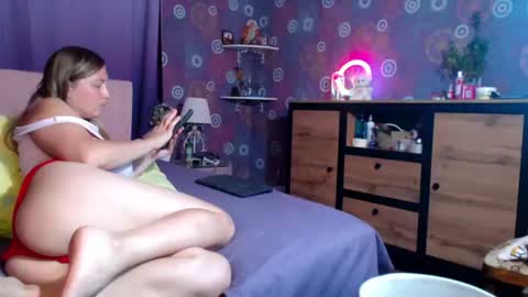 alicewetsquirt online show from August 4, 8:00 pm