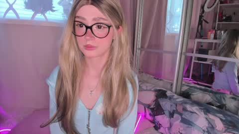 Snapshot of alicexbae chatting on April 3, 3:10 pm from wonderland online show from April 3, 3:10 pm