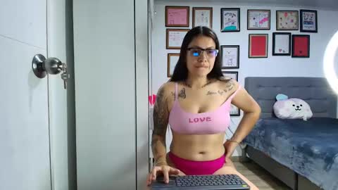 Snapshot of alicia_rainbow chatting on April 22, 3:31 am alicia_rainbow online show from April 22, 3:31 am