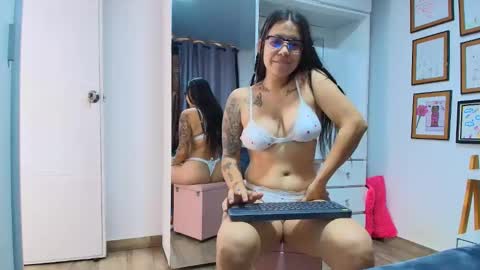 Snapshot of alicia_rainbow chatting on April 28, 8:25 pm alicia_rainbow online show from April 28, 8:25 pm