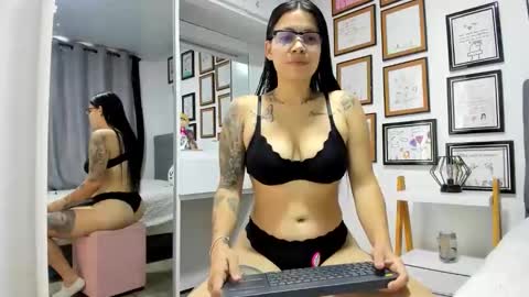 Snapshot of alicia_rainbow chatting on May 5, 7:33 pm alicia_rainbow online show from May 5, 7:33 pm