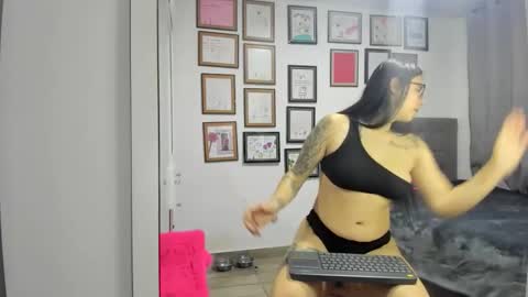 Snapshot of alicia_rainbow chatting on May 18, 4:07 am alicia_rainbow online show from May 18, 4:07 am