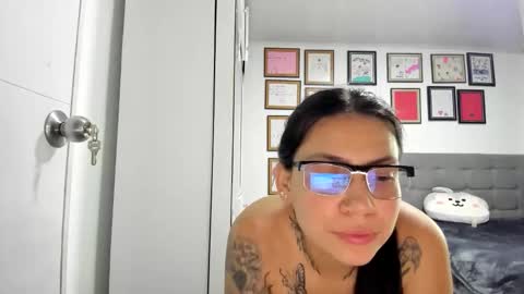 Snapshot of alicia_rainbow chatting on June 5, 6:52 am alicia_rainbow online show from June 5, 6:52 am