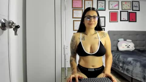 Snapshot of alicia_rainbow chatting on June 6, 3:11 am alicia_rainbow online show from June 6, 3:11 am