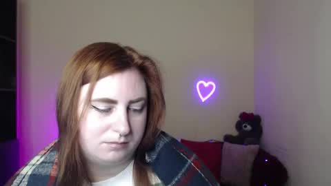 Snapshot of alicia_side_red chatting on April 24, 7:11 am Alicia online show from April 24, 7:11 am