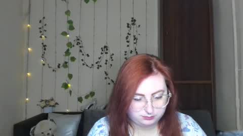 Snapshot of alicia_side_red chatting on April 26, 11:30 am Alicia online show from April 26, 11:30 am