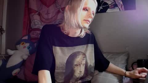 Snapshot of alien_bella chatting on February 22, 12:45 am Alien Bella online show from February 22, 12:45 am