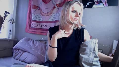 Snapshot of alien_bella chatting on February 28, 1:23 pm Alien Bella online show from February 28, 1:23 pm