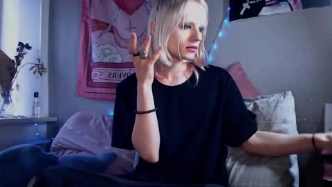 Snapshot of alien_bella chatting on March 1, 1:02 pm Alien Bella online show from March 1, 1:02 pm