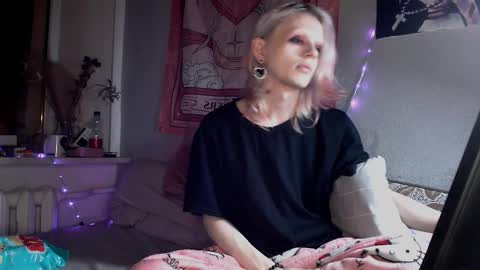 Snapshot of alien_bella chatting on March 14, 8:58 pm Alien Bella online show from March 14, 8:58 pm