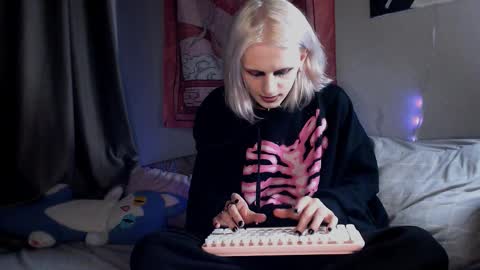 Snapshot of alien_bella chatting on March 21, 9:51 pm Alien Bella online show from March 21, 9:51 pm