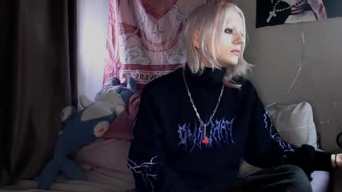 Snapshot of alien_bella chatting on March 23, 2:32 pm Alien Bella online show from March 23, 2:32 pm