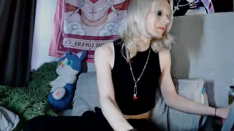 Snapshot of alien_bella chatting on May 22, 7:48 am Alien Bella online show from May 22, 7:48 am