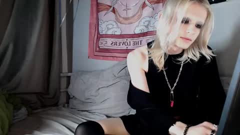 Snapshot of alien_bella chatting on June 5, 12:17 am Alien Bella online show from June 5, 12:17 am