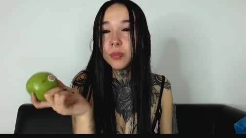 Snapshot of alien_eyes09 chatting on April 8, 1:27 am online show from April 8, 1:27 am