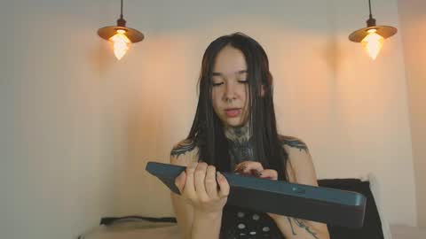 Snapshot of alien_eyes09 chatting on April 16, 2:45 am online show from April 16, 2:45 am