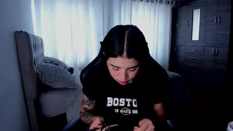 aliice_walker_ online show from December 2, 3:51 pm