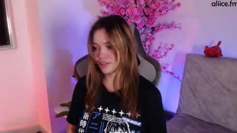 Snapshot of aliicefm chatting on October 6, 6:33 am aliicefm online show from October 6, 6:33 am