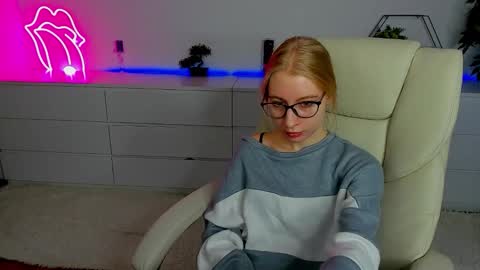 Snapshot of alina__blonde chatting on September 26, 5:44 am Alina online show from September 26, 5:44 am