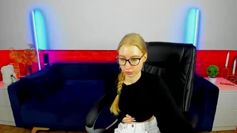 Snapshot of alina__blonde chatting on September 30, 5:45 am Alina online show from September 30, 5:45 am