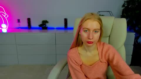 Snapshot of alina__blonde chatting on October 14, 5:41 am Alina online show from October 14, 5:41 am